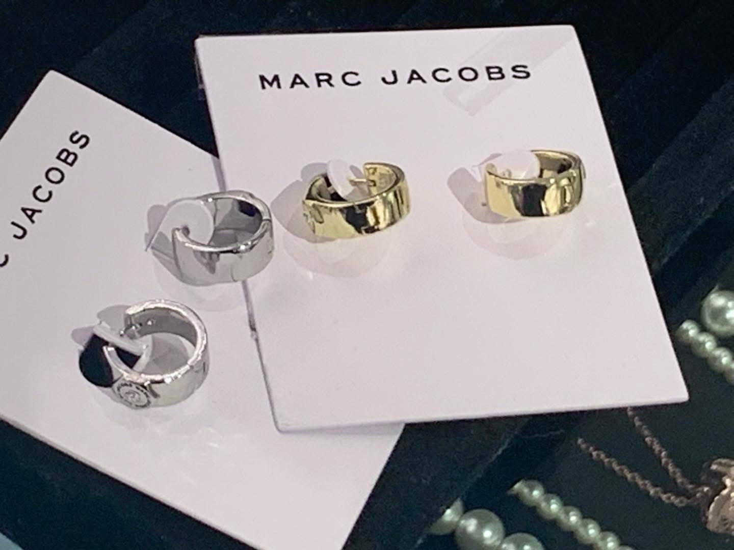 🇺🇸✈️🇨🇦Marc Jacobs outlet 簡約設計風嘅小圈耳環🤗現貨🥰