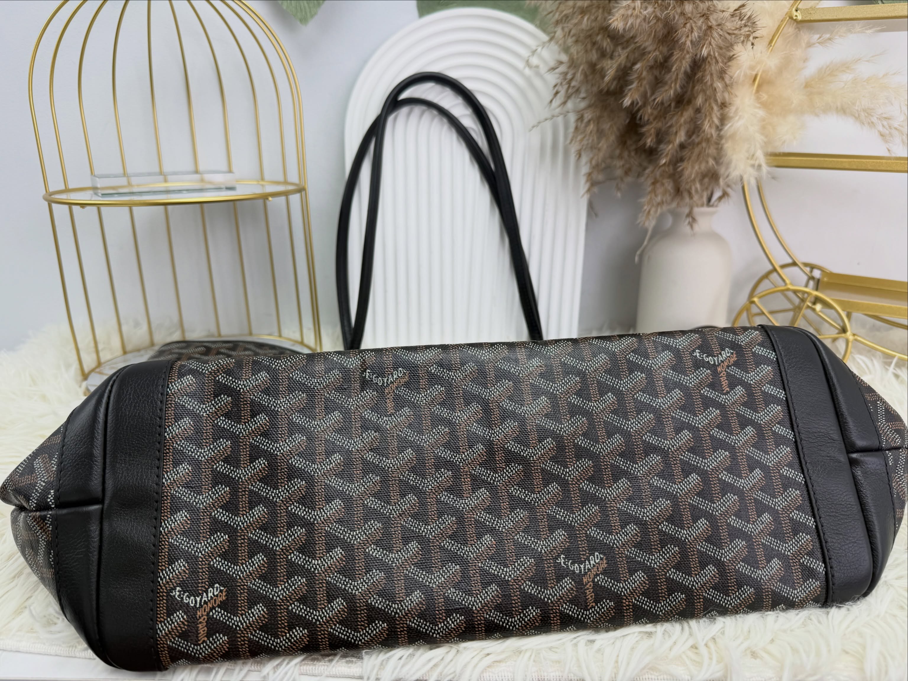 Goyard 👜 PRE OWNED 🛍️ MM size Artois Tote Bag🤎  34*14*27cm   💥超抵用‼️  💰優惠價 : $7980 85%new #收袋王  喜歡的話快點pm/whatsapp 我們💓 銷售熱線51111 321（whatsapp)  我們服務包括有：手袋飾物回收、手袋置換(一換一、一換多也可以） 、專業手袋鑑證、專業手袋護理 Is 購買方法 🏢親臨門市 荃灣南豐中心15樓1521室（荃灣地鐵站a出口1分鐘到）敬請預約 ❤️只賣正品正貨，任驗💓🫰🏻 ❤️‍🔥本店為香港註冊公司絕對真貨，信心保證👍🏻 🫰🏻本店設有鑑證服務，有駐場鑑證師  ✨歡迎追蹤我哋各個平台緊貼最新優惠x貨品🔥😍 👇🏻👇🏻👇🏻👇🏻👇🏻👇🏻👇🏻👇🏻  ⭐️Instagram: aoaocave  🌈Facebook: aoaocave收袋王  🔥Carousell: acluxuryhk  👆🏻👆🏻👆🏻👆🏻👆🏻👆🏻👆🏻👆🏻  ___________________________  Disclaimer🫰🏻All trademarks and copyrights are reserved to the original brand holders. @AOAOCAVE sells only authentic goods and is not affiliated with any of the brands mentioned.  @AOAOCAVE 跟任何品牌無關，而且沒有持有任何品牌資版權，亦沒有與任何品牌合作。所有商標及版權歸屬於品牌坊所有，帖子只作分享用途。  #aoaocave #手袋回收