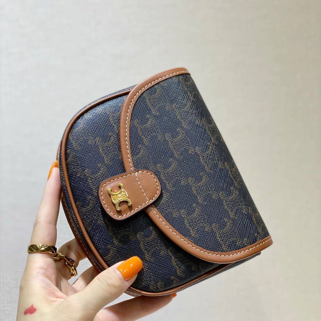 🔥大货实拍图 𝗖𝗘𝗟𝗜𝗡𝗘 ♥ 𝗧𝗥𝗜𝗢𝗠𝗣𝗛𝗘 𝗖𝗔𝗡𝗩𝗔𝗦 𝗕𝗘𝗦𝗔𝗖𝗘 嗨～复古老花yyds新草报道～圆滚滚的小马鞍很是讨喜🤩～ 型号：196702 尺寸：15*11*4cm