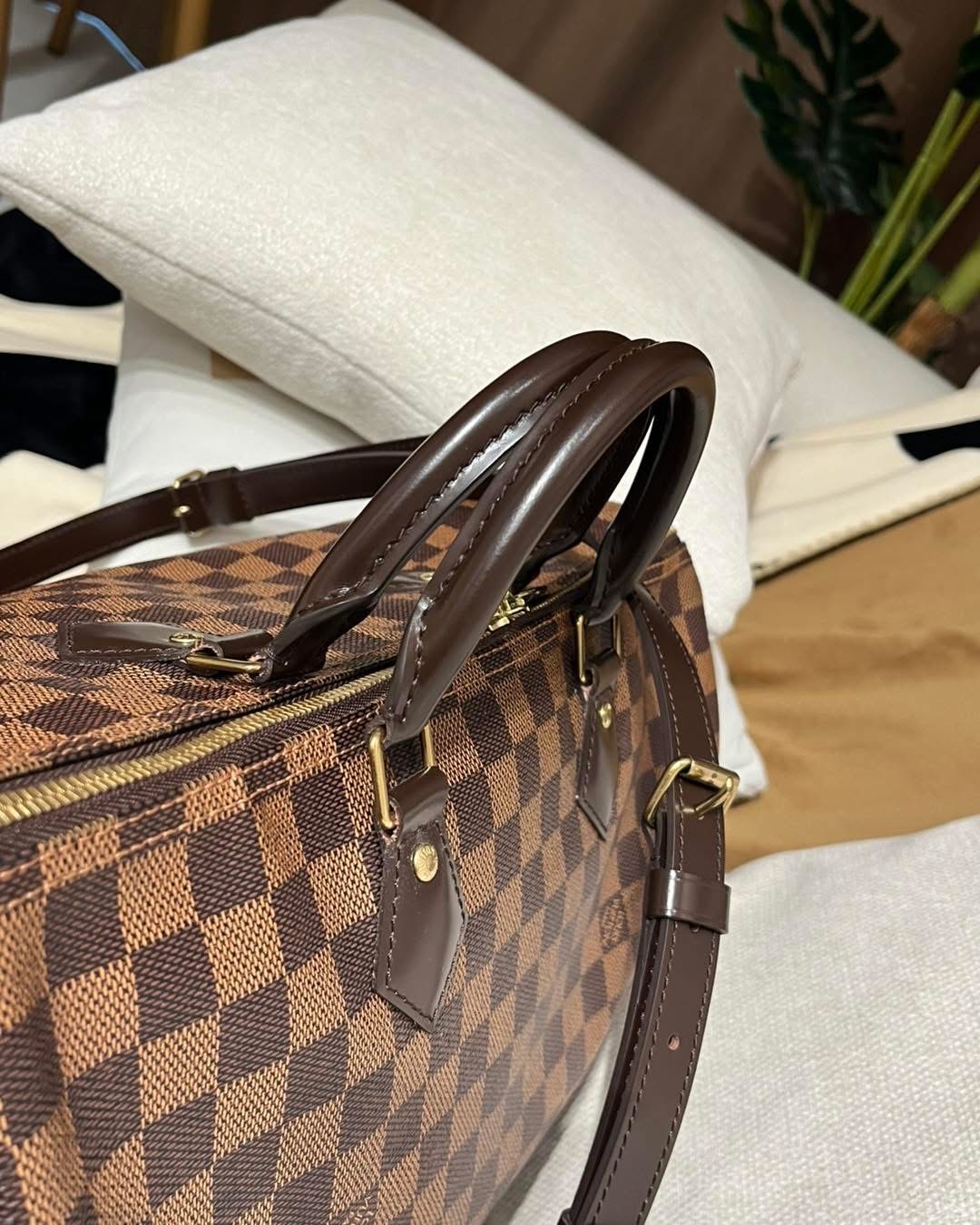 Lv speedy 35 bandouliere  100%Authentic , 98%new  ✅專門店收據✅塵袋✅肩帶 ✨專門店售價 $16,600✨ 