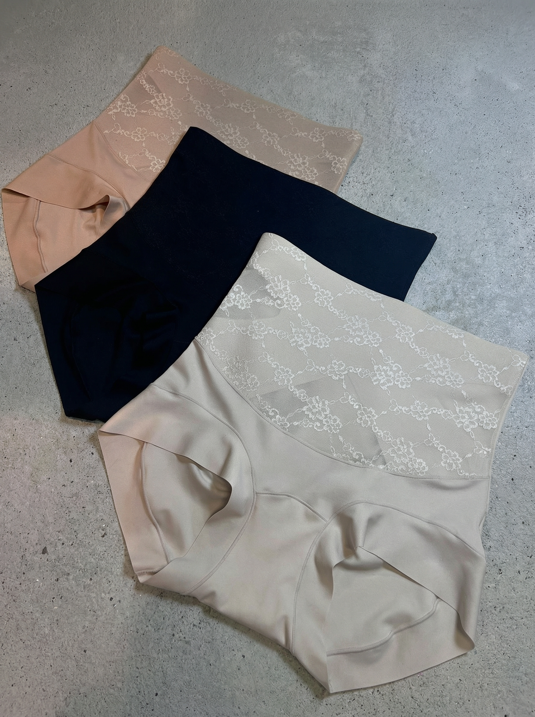 蕾絲花卉內衣及高腰塑身褲套裝