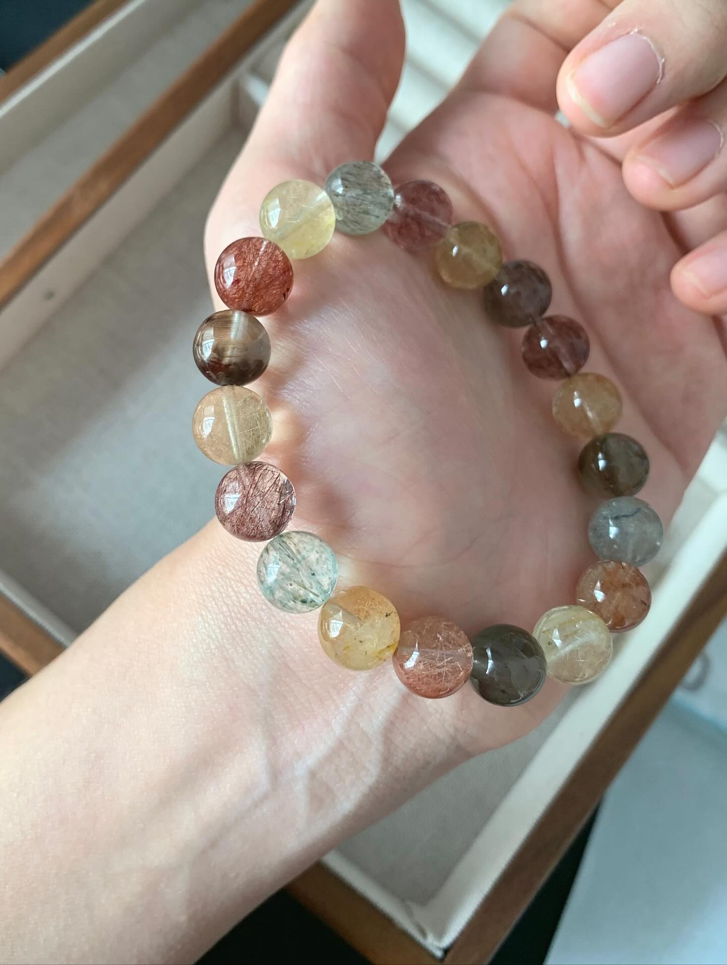 彩发晶 ｜Mix Rutile9m+ RM128 比较多黑发10m+ RM138 有兔毛的 有褐色很特别 彩发晶的功效主要在于加强气势、招财聚能、平衡情绪和促进身心健康。 它能够增强自信心、勇气和企图心，尤其对创业者和商业人士有益。 同时，它也能安抚情绪、稳定心神，并被认为有助于提升创造力和灵感Mixed rutile, or rutilated quartz, combines the properties of quartz and rutile to enhance self-confidence, vitality, and mental clarity. It is believed to improve circulation, boost creative energy, and protect against negative energy and fear. Mixed rutile is also used to help with chakra balancing, particularly the solar plexus and heart chakras, and can be a powerful tool for spiritual and psychic connection#mixrutile #彩发晶 #天然水晶 #gemstone #naturestone #马来西亚水晶网店