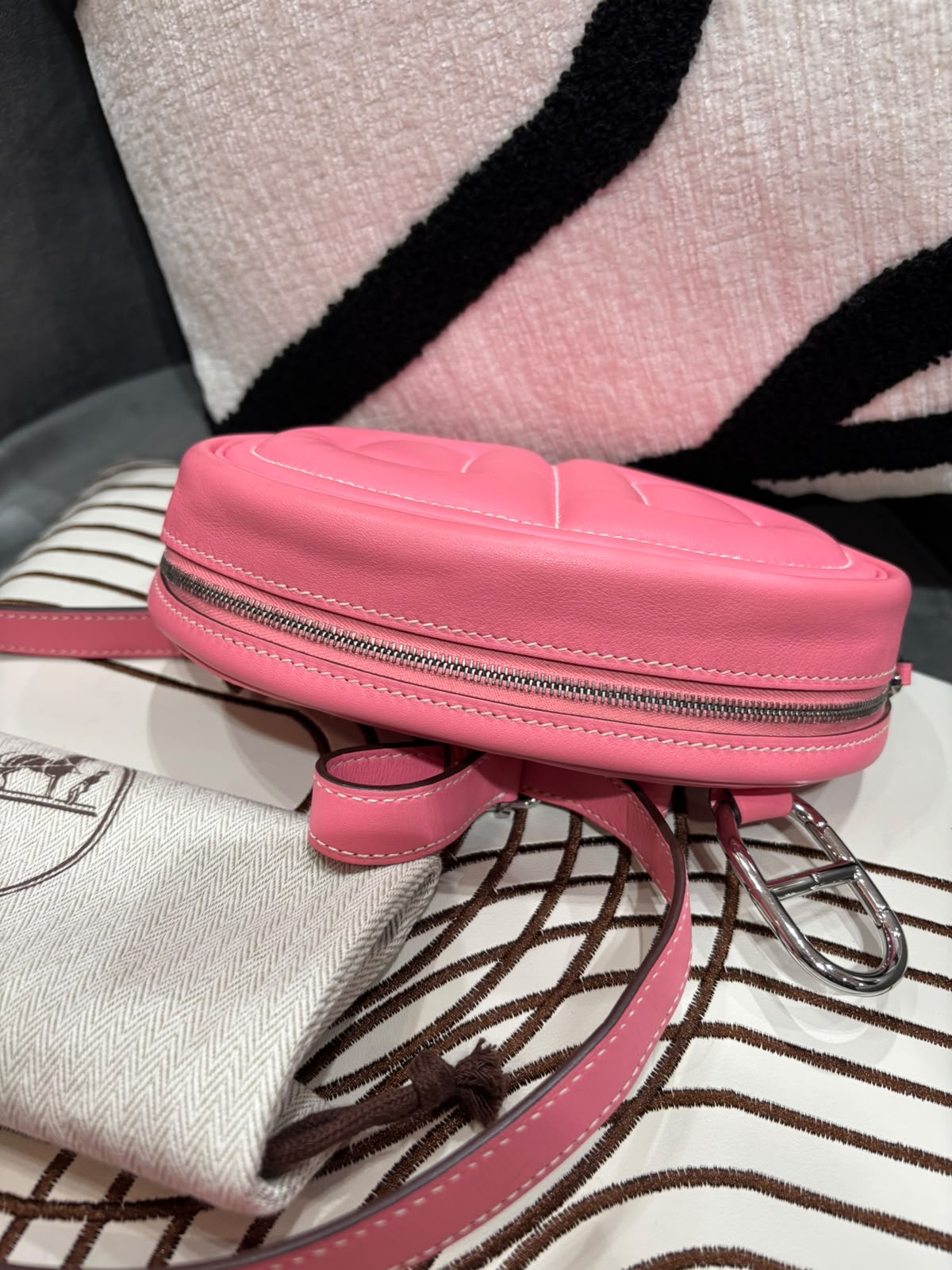 Hermes in the loop belt bag STAMP Y ,calfskin100%Authentic,98%new✅dust bag