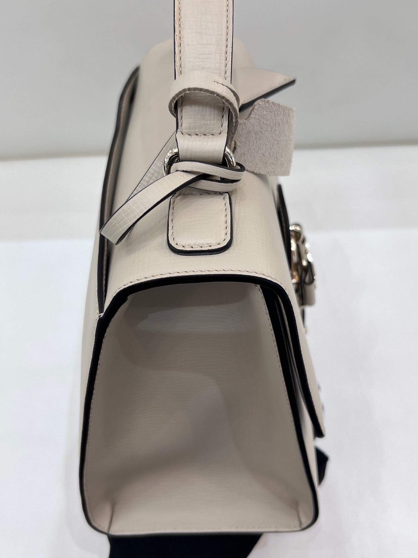 【預訂貨品】閒置新⭐️  Ferragamo Letty系列米白色牛皮斜孭包