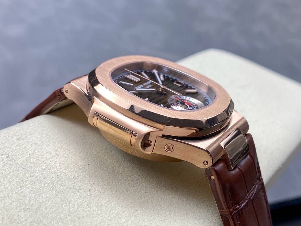 V2版真功能🌐真小秒！3K工厂 百达翡丽鹦鹉螺5980/1A-014多功能计时腕表V2版本，真小秒、真功能！【表壳】腕表尺寸40.5毫米，同正品一致的枕型表壳采用正面拉丝，侧面抛光的两种工艺组合，层次感分明，质感十足。尽显精湛工艺。【表带】采用原装表带一比一量身打造，每节表带的中央抛光部位，都能呈现钻石的形状，尽显高级质感。【机芯】3K厂采用定制版PP.CH28-520机芯，完美还原正品，时分秒，日期，和计时大秒功能。3K匠心之作，欢迎各位表友品鉴🌐