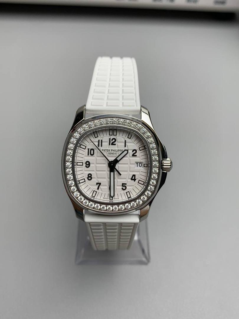 百达翡丽 5067A 手雷 石英女表 ——PPF继续购入原装PP--5067A腕表，独立拆解开模。完美还原PATEK PHILIPPE--5067A全系列石英腕表，带来全网最佳的复刻产品和极致体验。 【表带 扣】 1.采用与原装一致的天然复合橡胶（Tropical）材质，经久耐磨，可抵抗海水侵蚀和紫外线辐射。 2.完美克隆Aquanaut最新表扣，即使在非常细小的拐角处上也做有倒角润饰，确保还原正品般的舒适感。 【表壳】 1.腕表尺寸35.6X7.7mm 圆润的八角形表壳与原装一致，保持着复古的造型和精湛的打磨。 2.旋入式把头设计和实心底盖吻合与原版 3.表圈镶嵌46颗顶级施华洛世奇水晶（共计1克拉） 【机芯】 瑞士石英机芯改PPCal.E23-250芯。走时稳定，续航持久，性价比超高。