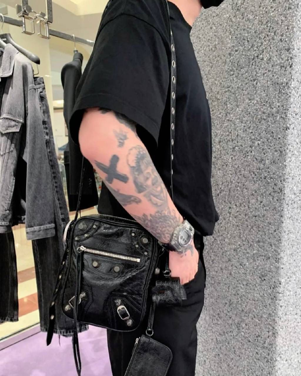 ba1enciaga Le cagole机车相机包💥 现在的男生打扮得越来越年轻时髦 这种时髦的男包简直像珍宝一样难得 他们家真的太懂现在的潮男潮女的需求了 版型是常规的相机邮差包，不会太over 但是！整个包都写着"机车"二字！ 低调的发着光，品味腔调的象征 咱家的油蜡皮爆裂感老客都知道的 纹路必须狠狠的"裂"开来 那种平滑的便宜的不对版皮请靠边～ ZP开发⚠️所有细节一致 21.5×17.5×5.5cm719065m