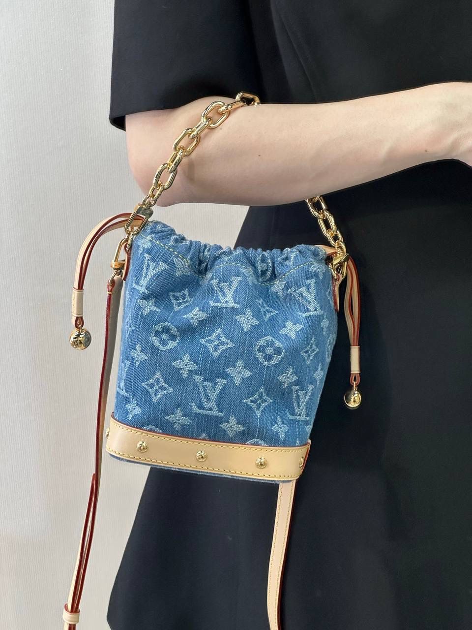 LV牛仔小包👜✨ 夏天怎么能少得了牛仔元素！ 丹宁也是各个大牌春夏季比较有看头的款式，今天继续来给你们盘个新款，来自1v 家的Nano Noé水桶 LV大名鼎鼎的牛仔系列~想必不用我多做介绍了！每次一上架就成为了一包难求的溢价款，火爆程度可想而知。 包身牛仔丹宁➕变色树膏皮，东西都是独一无二的正，包型也是堪称万年经典 经典中的经典 一直深受女孩们的追捧 小巧身材、别致外观。 尺寸：17.5 x 8 x 20.5cm