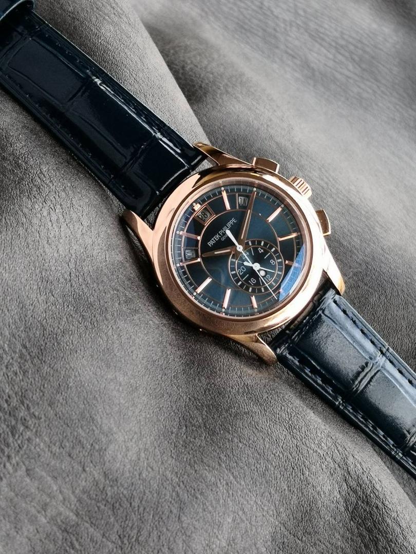 2024墙裂推荐 重金打造经典时计】——百达.翡丽复杂功能系列5905R-010重磅登场，迄今推出的首款Nautilus复杂腕表，以超复杂的工艺技术打造休闲运动腕表。 1⃣️小身板大能量：尽揽以下功能∶12点位日历功能 10点位星期功能 2点位星期功能 6点位24小时。所有功能都可正常使用。 2⃣️机芯采用复刻版Cal.240自动上链机芯，在实现外观的逼真前提下，功能一并完美诠释。 3⃣️改装大师独立制表人，倾情参与定制改装表盘颜色，给予独一无二的腕表增添有趣的灵魂！ 匠心力作 欢迎各位表友品鉴！