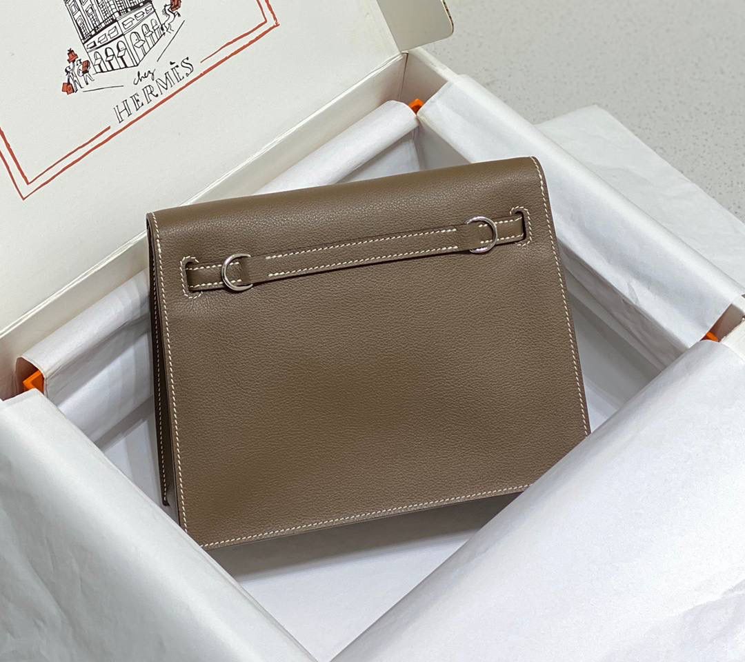 『深灰·银』 ‘’Kᴇʟʟʏ ᴅᴀɴsᴇ • Evercolor 🎀 时尚圈就是一个圆！ 最厉害的就是六种背法： 斜背、侧背、肩背、腰包、背包、手包 集美们一定要安排起来‼️ 22Cm