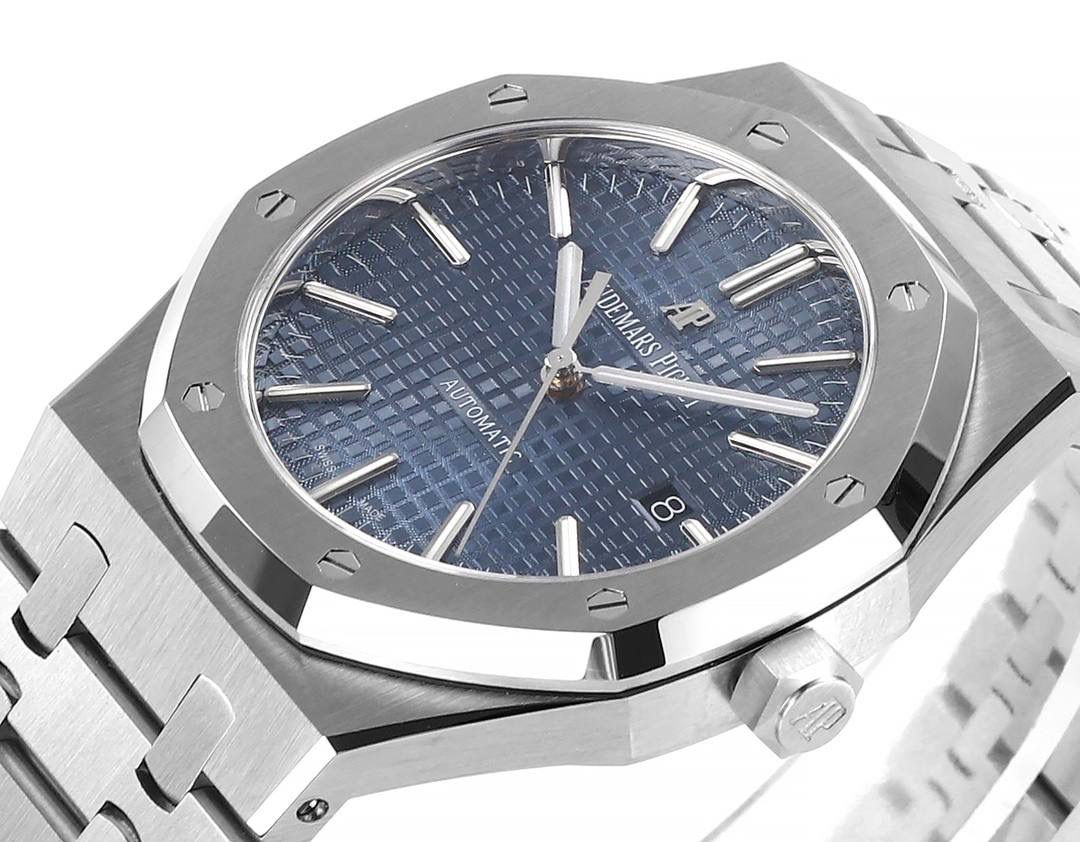 APS一体3120 最强"钢王"壳套特点 1、与原版一致:直径41毫米和厚度 9.8毫米 2、APS版的15400是市面上唯一能与原版各部件互换通用的版本，表壳所有结构位置和装配方式与原版一致 3、表壳表带细腻的拉丝且不会锋利的工艺更突显出APS一直对细节的一丝不苟 4、表带头粒连接表头处与正品一致的活动头粒设计 5、表扣的开关质感与各部位的雕刻工艺均与正品一致 6、APS版的15400兰色字面做工与颜色和正品放在一起几乎毫无色差 7、机芯方面完美复制原装3120机芯，真正的无卡度一体机芯，不再是9015加甲板