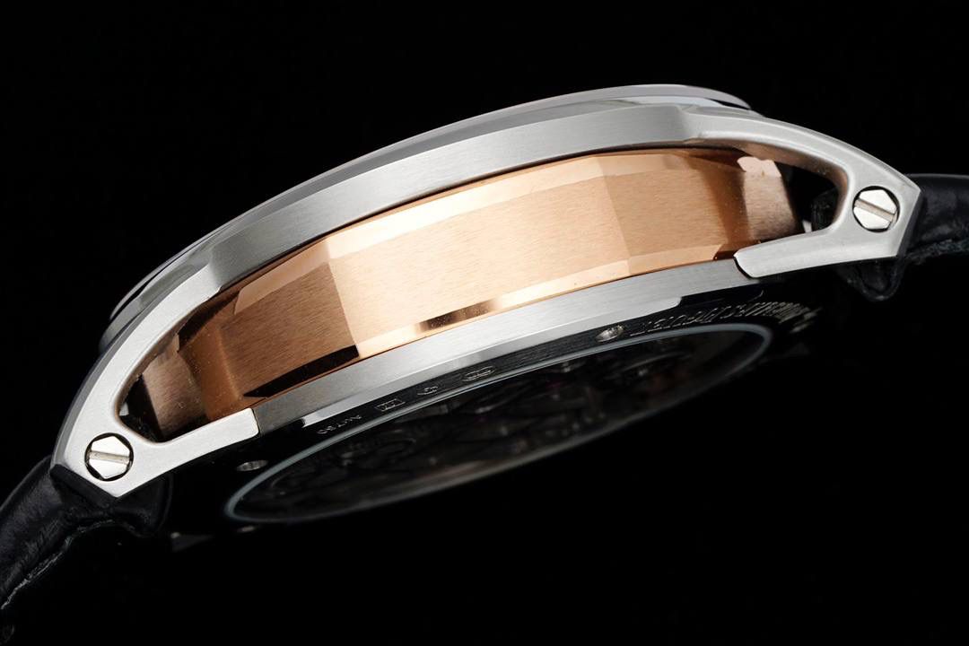 🚀爱彼最新款陀飞轮镂空腕表Code 11.59系列 Ref.26600 推出双拼色复杂动感结构表壳。全新标志性双曲面水晶玻璃带来独特的视觉体验！💯 亮点1、匆匆一瞥无法体现 Code 11.59 系列的复杂性和令人印象深刻的工艺。它看似圆形的表壳搭配纤薄的表圈，实则为大胆、并置的建筑形状的多面融合。为向品牌标志性皇家橡树表圈致敬，表壳中层为八角形，配有厚拉丝表带和抛光倒角。表耳也采用拉丝表面和抛光斜面，呈镂空设计。衔接表圈和底盖上，拱起保护着表壳中层。表壳中层与表圈、表耳和底盖之间的对比凸显了表壳的精致结构，表壳直径为 41 毫米。 亮点2、表盘由拱形双曲面蓝宝石水晶镜面保护，镜面高于明亮的抛光表圈，镂空陀飞轮机芯一览无余。定制AP 2948 型机芯是一款多层手动上链陀飞轮机芯，垂直排列的机芯，陀飞轮位于 6 点钟位置，发条盒位于 12 点钟位置，为镂空带来令人愉悦的对称性。机芯优雅弯曲的桥板采用三种不同的灰色调，突出了深度，并与浅灰色发条盒和齿轮系形成鲜明对比。内包头粒尼龙/皮表带，配小牛皮衬里 配备AP 针扣。