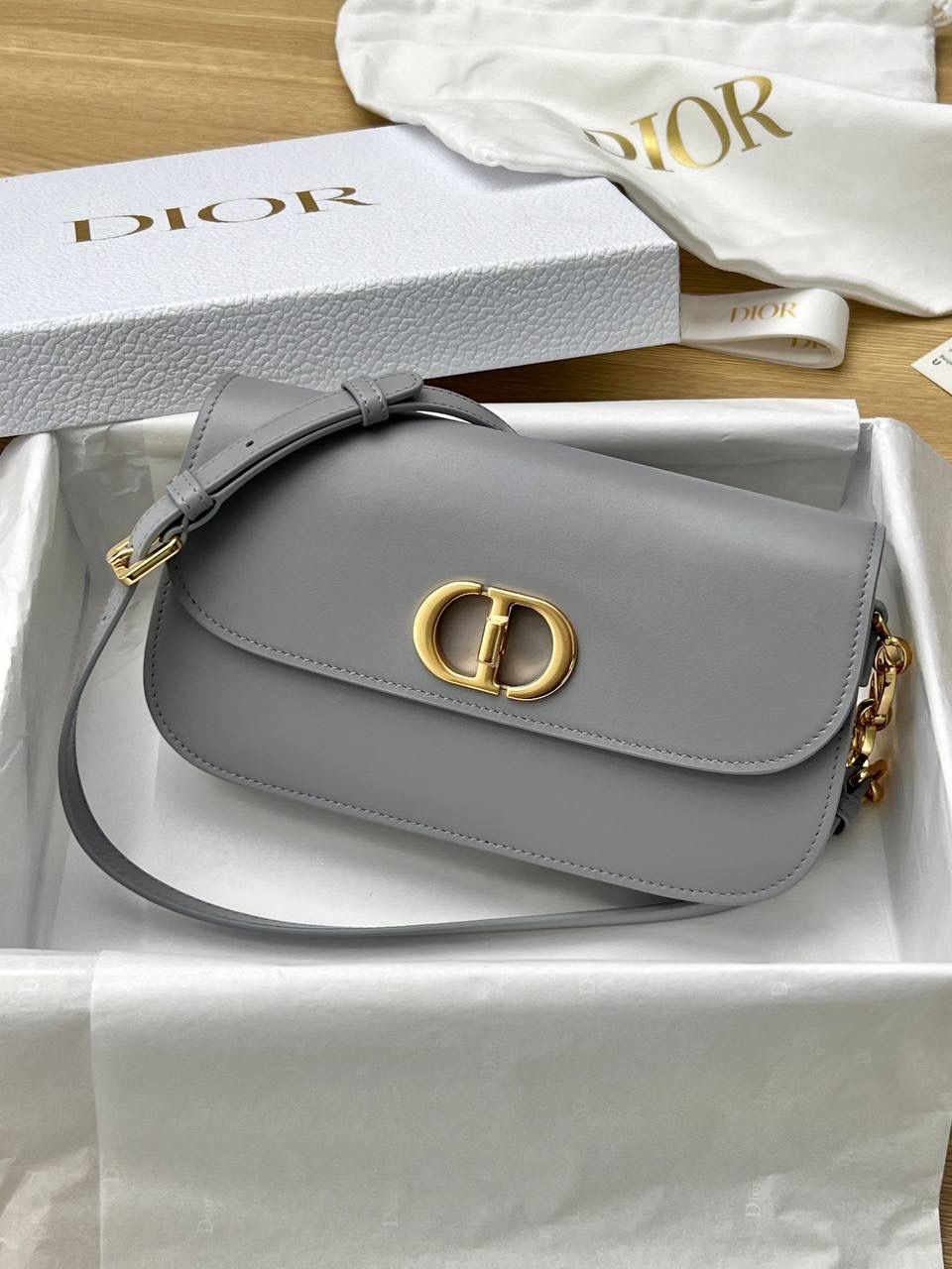 实拍实拍 💕30 MONTAIGNE AVENUE 手袋 梦幻灰色光面牛皮革 独家渠道货 独家蒙田腋下包白色珐琅扣 独家手机版实物实拍 这个实拍最接近实物颜色 尺寸：22.5 x 12.5 x 6.5 厘米