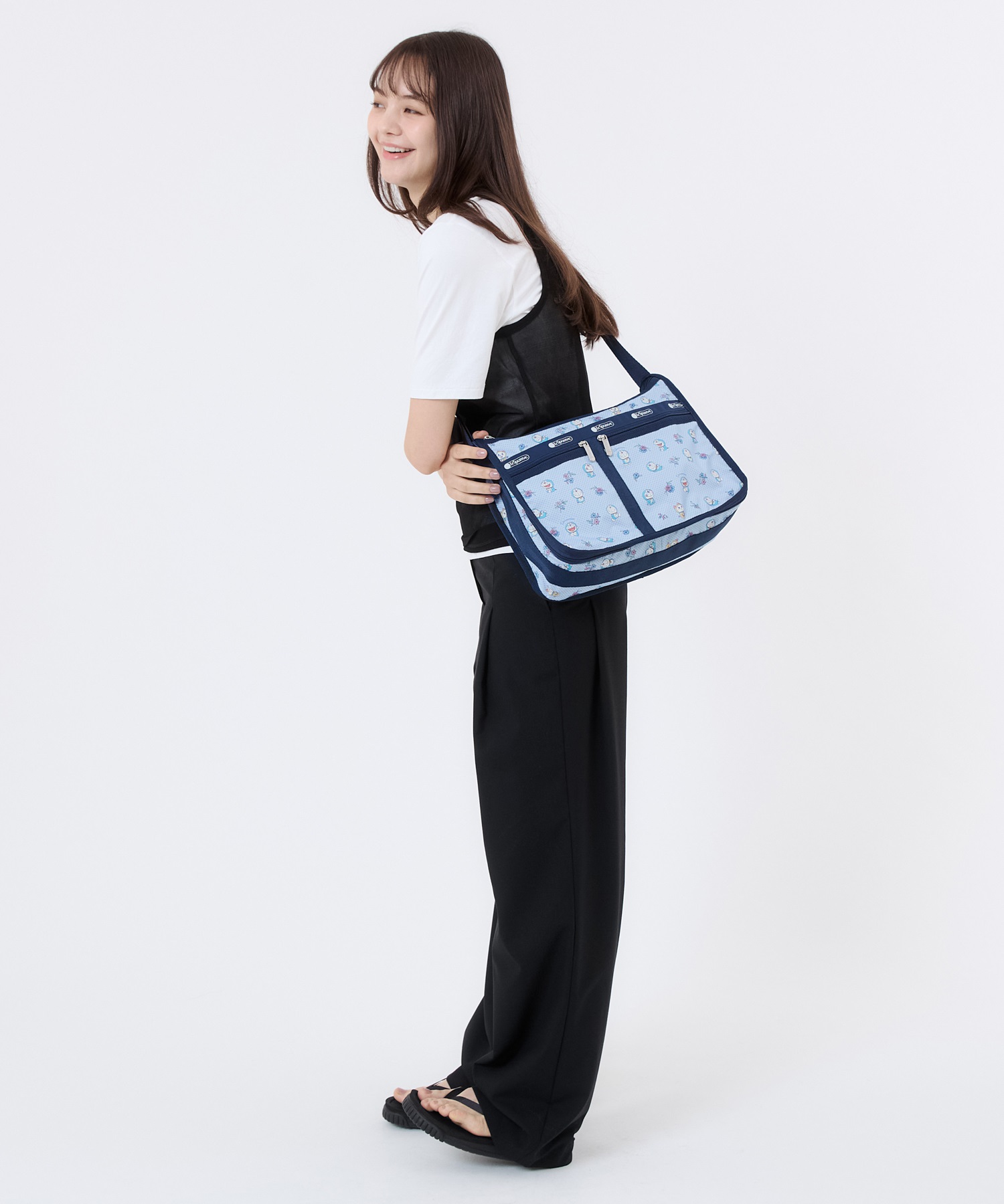 [訂購] [日本直送] 💙 LeSportsac「DORAEMON DELUXE EVERYDAY BAG」 📏 尺寸/內容：高約25cm｜闊約33cm｜厚約13cm {TF260810}