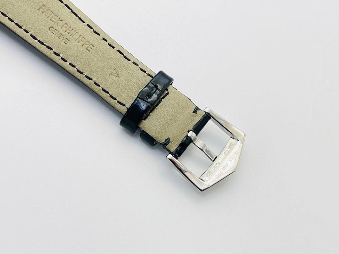 经典再续 百达翡丽古典表系列——5296-001．铂金V4升级版🤩😍细节方面： 1⃣️全新904L打造整体壳套，完善表壳细节，提升打磨质量，独家还原出正品的完美比例和特有质感。日历窗口改大小与正品一致，而非普通正常窗口！ 2⃣️刻度，指针采用最新的贵金属电镀技术加持，效果更佳出彩！ 3⃣️“锅盖型”微凸蓝宝表镜，版型与正品一致，效果通透，辨时清晰。 4⃣️【引领一体机时代】采用定制版Cal.9015改324机芯，超薄稳定性强！ 5⃣️【表带】经典意大利小牛皮表带，纹路清晰，质感上乘。针式表扣打磨齐整光亮，通用原装无压力。