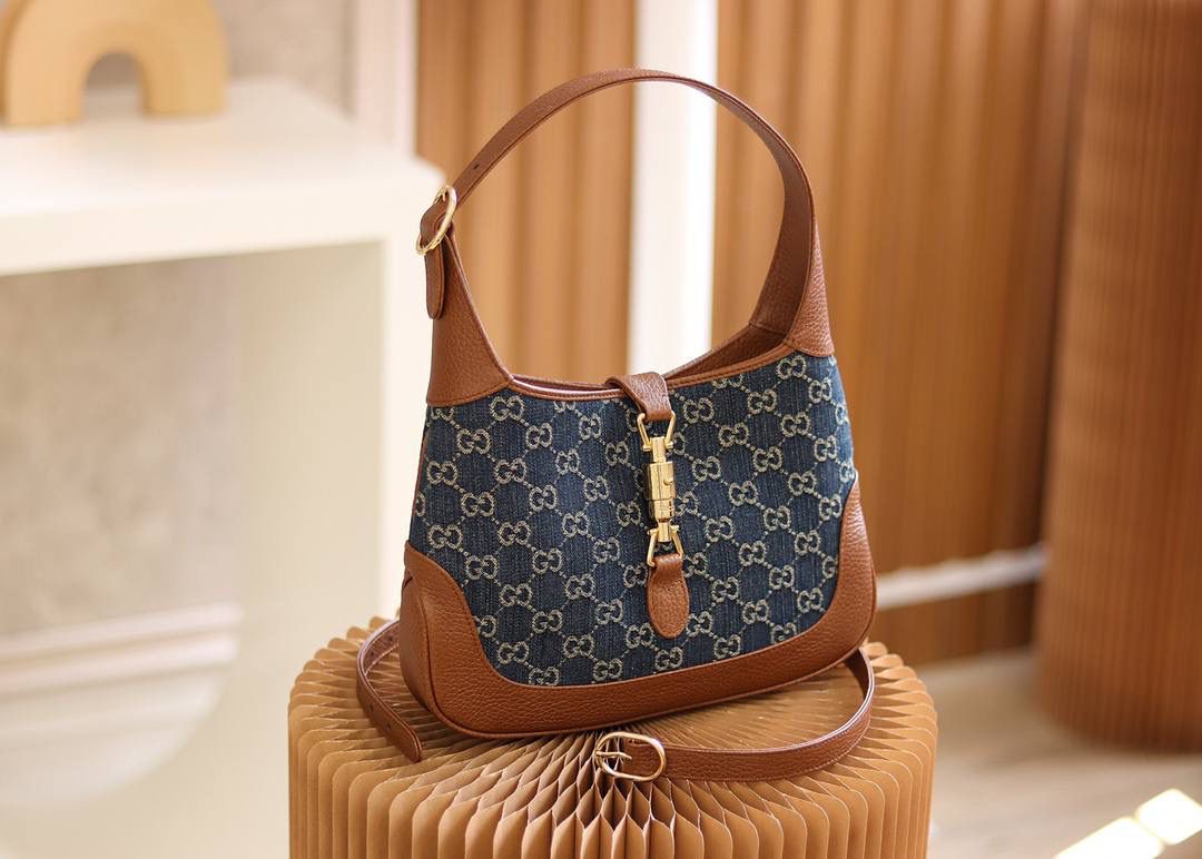 𝙅𝙖𝙘𝙠𝙞𝙚 1961复古牛仔系列 原厂皮#636706# ☞尺寸：28*19*4.5cm 在1961年首次推出1961系列，本季重回时尚前沿，满身自带复古气息，再次使用复古牛仔面料创造出新世纪的复古潮流设计，这一季的设计师简直开挂了，看遍了五花八门的时尚设计，回归了复古的本质，竟然让人眼前一亮，这一季的复古牛仔设计，简直就是来抢钱的，爱了爱了，这复古棕色系列搭配牛仔系列！🔥🔥