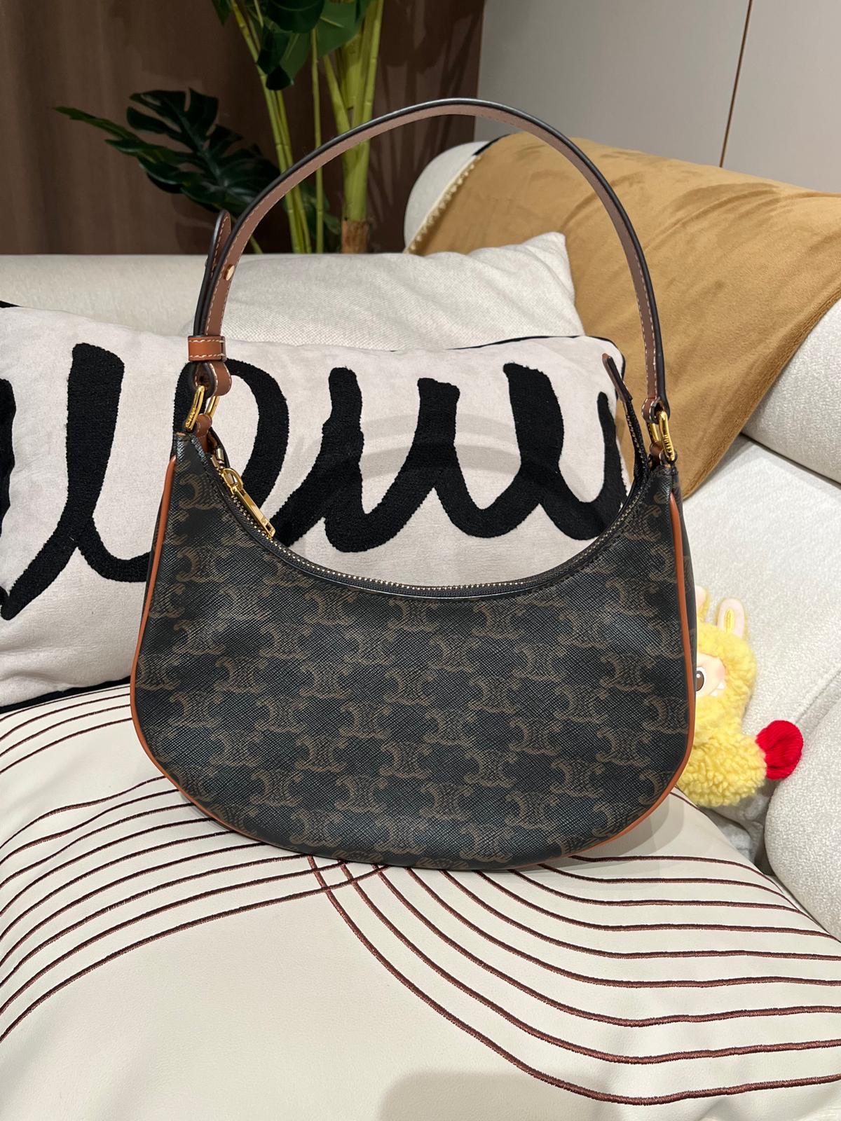 Celine Ava medium hobo 100%Authentic, 95%new