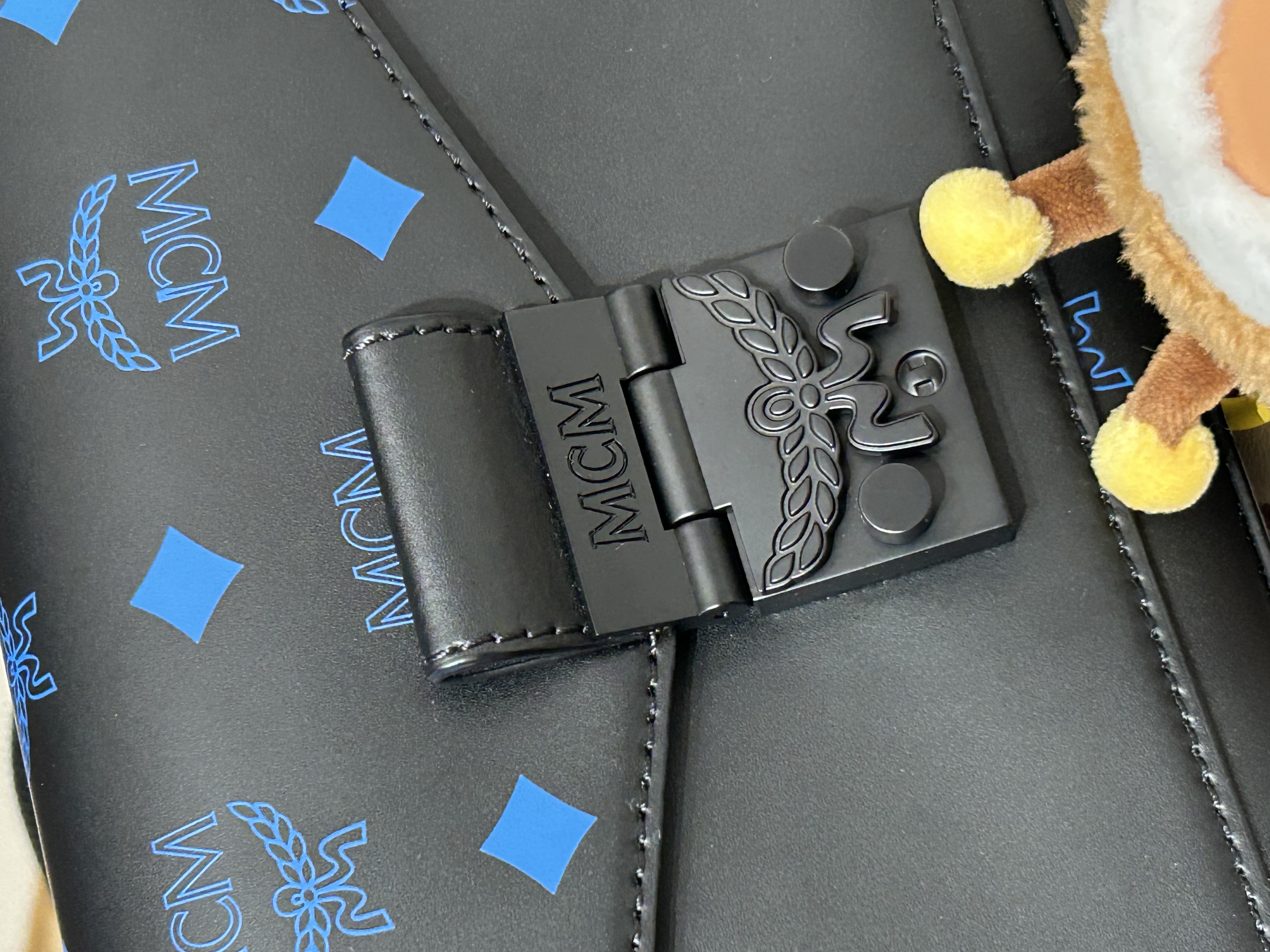 MCM crossbody bag 牛皮100%Authentic ,98%new ✅card booklet ✅Dust bag