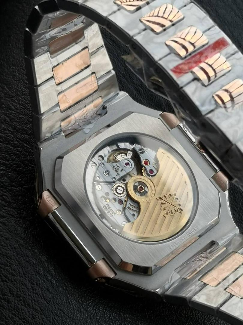 百达翡丽 方形 新系列CUBITUS 5821腕表 亮点特色：1️⃣机芯:搭载定制9015改Cal.26-330 SC一体机，调时不停秒，调时不停秒，摆轮位置均与正品一致，自动上链机芯。2️⃣钢带:316L定制级人体工程学表带，新扣款式。3️⃣表壳:尺寸45毫米厚度仅8.3mm，为表壳对角线长度(即10点位至4点位),因为表壳近似于方形，上下边的宽度会小于这一数值，所以视觉效果并不是很大。 搭配上，5821属于运动风格腕表，日常搭配正装和休闲风格也可以。