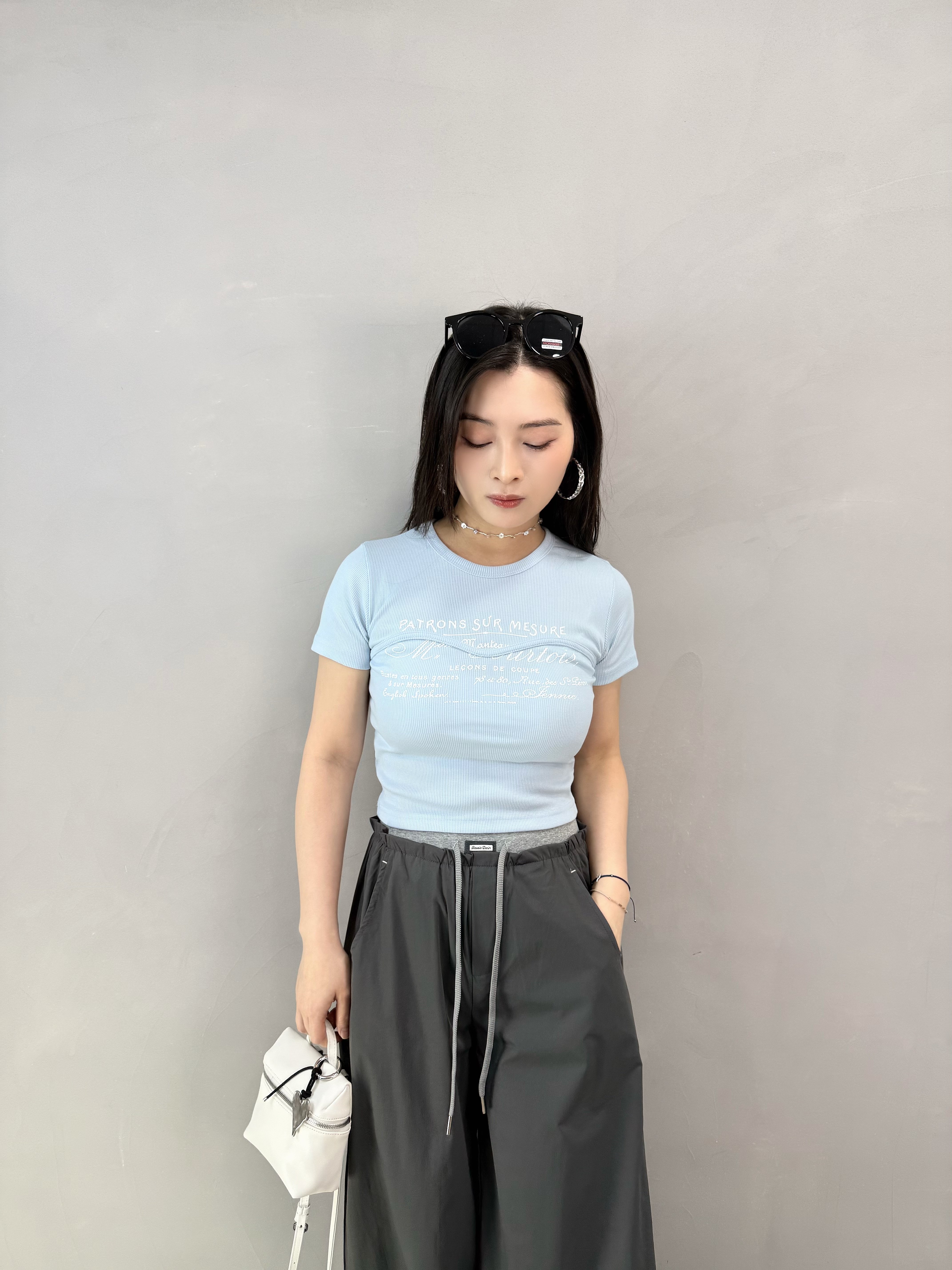 I83 細英文字暗紋Tee