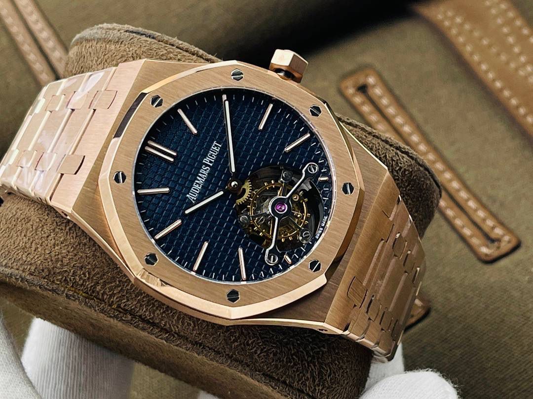 爱彼A P皇家橡树陀飞轮精品腕表 升级细节🔥 1⃣️独家订制Cal.2924机芯，动力储存68小时！ 2⃣️腕表依旧保留的八角形表圈、标志性的六角形螺丝以及经典表带！ 3⃣️皇家橡树系列超薄陀飞轮腕表在经典的“Tapsisserie”格纹上进行再度创新，形成了新的格纹“Tapisserie Evolutive”！熟悉又陌生的表盘格纹装饰带来全新观感，成为这款腕表的点睛之笔。 4⃣️表壳直径为41毫米，厚度为11.2毫米！