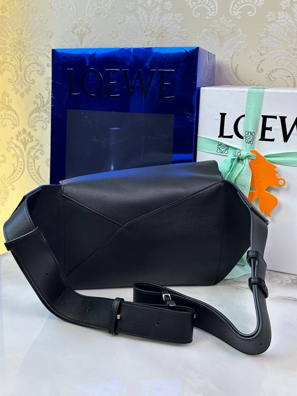 ⭐️最新升级版𝟮.𝟬-𝗣𝘂𝘇𝘇𝗹𝗲腰包⭐️ （黑色 到货‼️） 尺寸：𝟮𝟰-𝟭𝟬.𝟱-𝟭𝟲𝗰𝗺 款号：052343 👉🏻长方体形状和精确的切割技巧创造出Puzzle 腰包以及独特的几何线条成为 “Loe罗家”的著名代表作~ 👉🏻金属搭扣开合，刻有标志logo徽标，可调节肩带，翻盖大容量插袋和一个外部拉链口袋，🐂柔软细腻napa小牛皮，正品Ykk五金，Anagram压纹，人字纹棉麻帆布内里 👉🏻（男女♀♂同款）大小非常合适。胸包、背包、单肩、斜挎 腰包五种背法任你解锁🔒 👉🏻 （独家背景➕独家品质➕独家包装➕独家控制对版细节📦➕精致全套礼盒套装❤️） 重点：让你花最少的钱💰体验最大的仪式感❤️