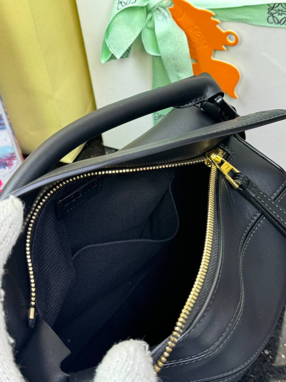 👉🏻小号𝙿𝚞𝚣𝚣𝚕𝚎 【宽肩带】 平纹/Anagram牛皮手袋👜 尺寸:𝟐𝟒-𝟏𝟔.𝟓-𝟏𝟎.𝟓𝐜𝐦 编码:652225黑色 秋冬最新爆款上线啦…⤴️ 从手袋的小牛皮革、缝线、背带的金属环扣，内里内衬细节.都换上了最新的饱和单色系，细腻质感，为手袋增添了不一样的视觉魅力🔅