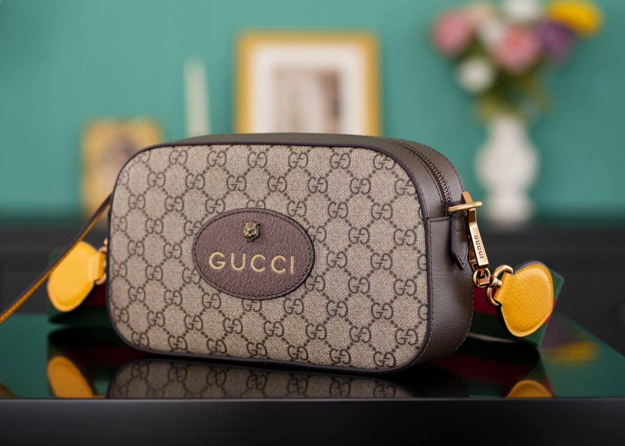 🥯Neo Vintage Supreme 虎头 相机包24cm （原厂皮 全铜五金） 正品售价¥10.000 虎头相机包，宽肩带随性帅气， 内里搭配小碎花里布 这款是真的很抗造， 红绿织带的搭配，让整个包身的复古感更强烈 容量超级大 百搭四季通用！非常日常好背的一款包 官方款号 476466 尺寸：24x14.5x7cm