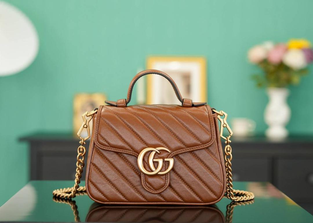 👜🔥Marmont系列绗缝手提包邮差包 焦糖色 21cm （原厂皮 全铜五金） 正品售价,500 独家原厂皮发售 限量级别 意大利原材料开发，这个大小简直是最完美的尺寸，什么随身携带的东西都可以轻松收纳，能手拎也可以单肩斜挎，自重轻，超级百搭不挑人~好看极了！！！ 官方款号 547260 尺寸大号：27x19x10.5cm 小号：21x15x8cm