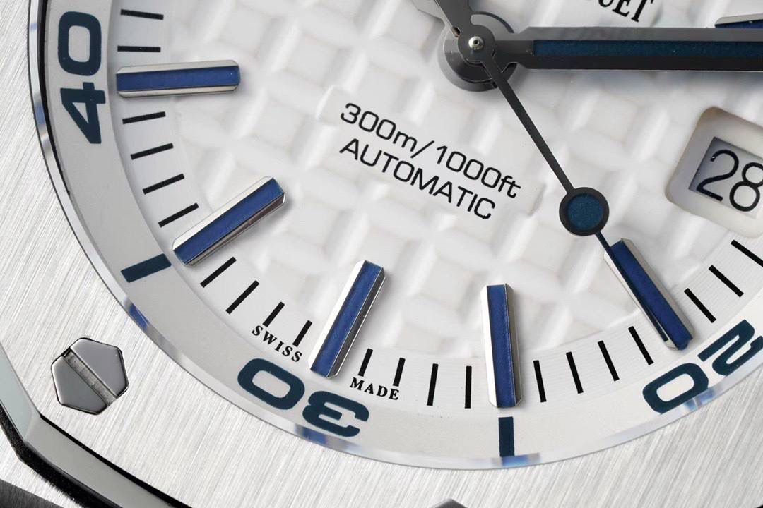 爱彼15710潜水之王！3120一体机芯，打造内在外在最强复刻🔥🔥 1.表壳采用多次打磨，只为了棱角数据吻合，材质触摸感觉一致； 2.最强机芯夹板打磨，特调色18K玫瑰金自动托颜色； 3.最人性化的可松动头粒缓冲区域，确保吻合原装设计； 4.最立体和最工整的盘面“饼干纹理”保证和正品一模一样： 5.最持久的夜光和对的最齐的内应刻度，IPF直击重点。 6.采用原装一致的装配结构，做到细微一致！ 7.最接近原装的指针，切面锋利整齐无毛刺； 8.最接近原装日历放大镜，通透性市面最强； 9.最强蓝宝镜面通透感官，并镀有防眩晕增透镀膜； 最最主要的机芯：采用一体AP.CAL.3120机芯，功能稳定，动力储存原装一致的41小时，外观一致！潜水之王，重新归来！