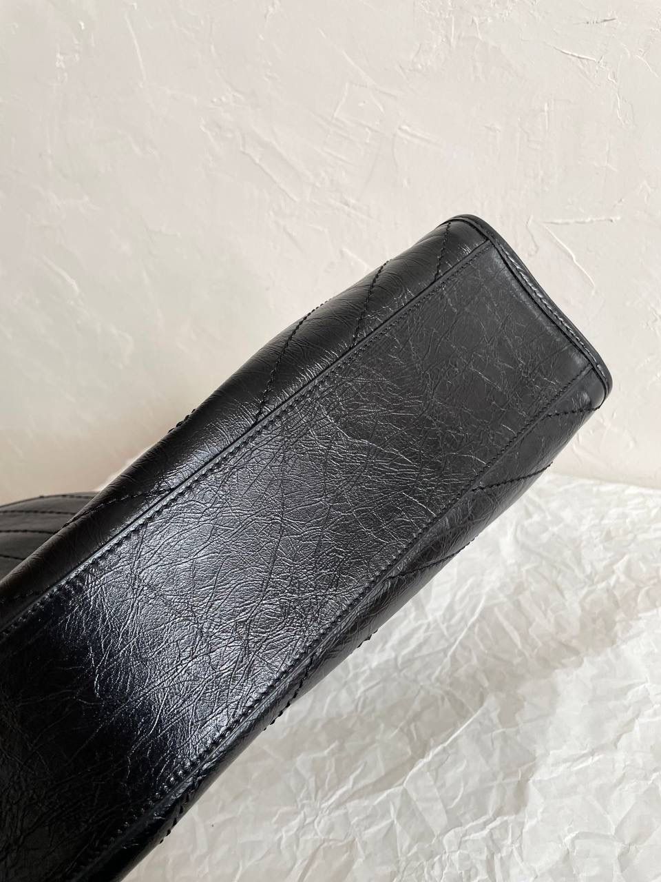 再次回货❗️ ys1 niki购物袋中号油蜡黑🖤 niki的衍生品中最好看的一只 暗黑系的黑色甜心 电脑书本笔记本A4纸都能放 通勤背也很不错，实用且好看 很多tote的口是敞开的 这只有个吸铁扣，安全感满满 真心推荐哟 33×27×11.5cm577999m