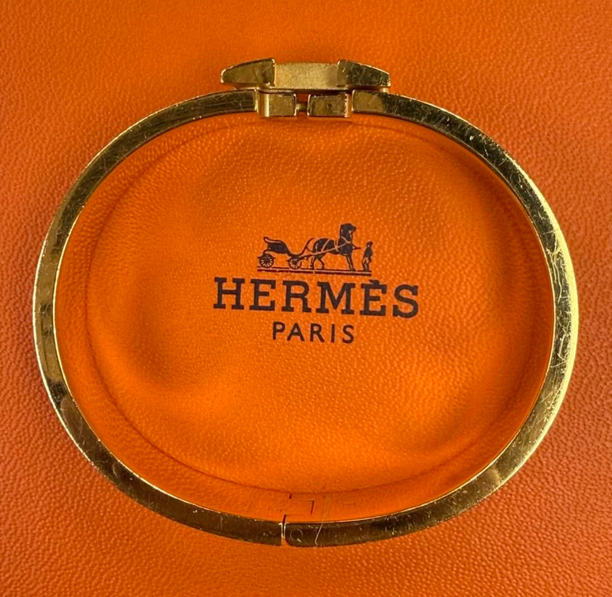 HERMES愛馬仕 H手鐲 琺瑯扣 紅色金logo手鐲 H家高辨識度經典配飾