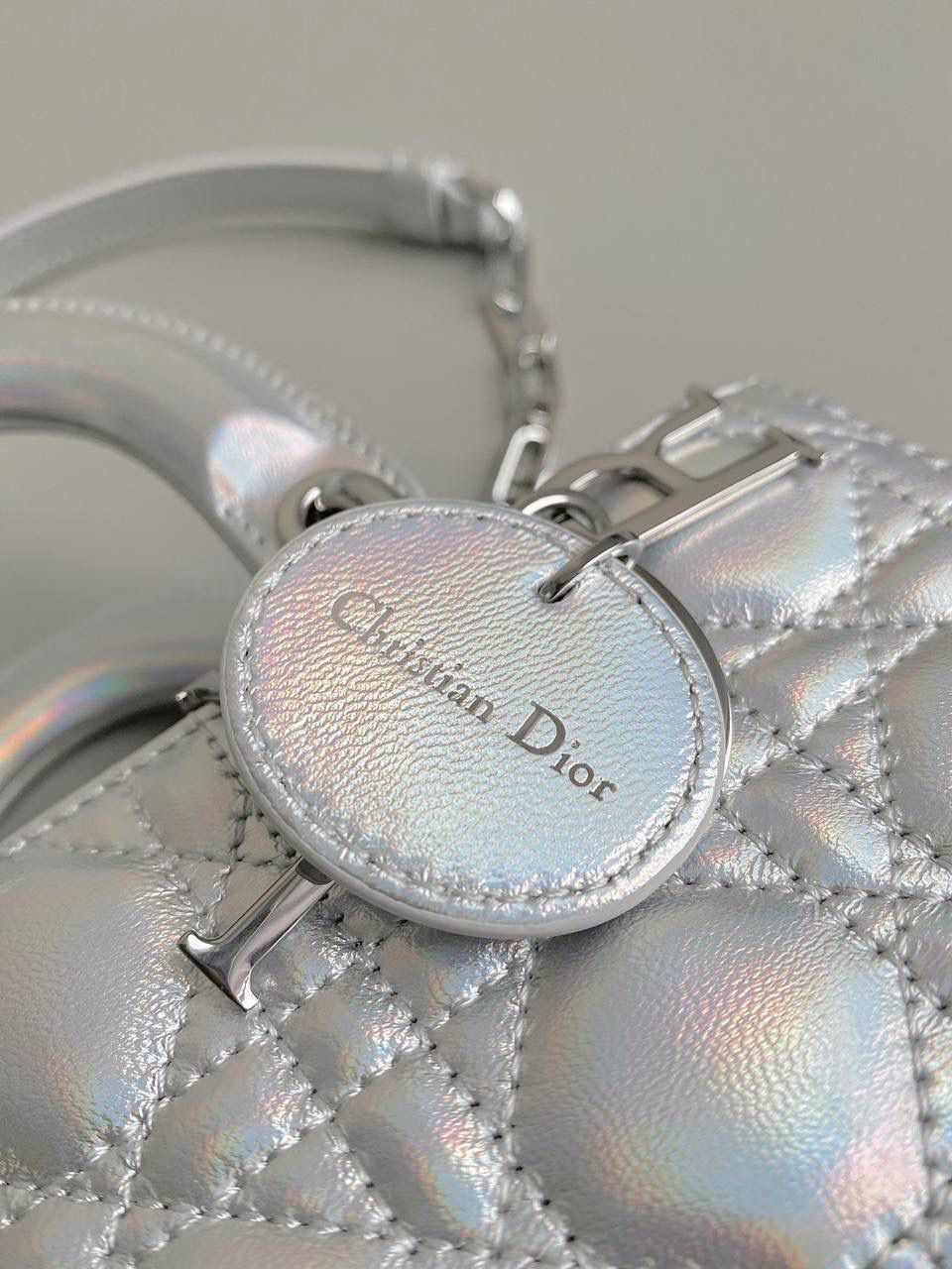 镭射银小号🩶 𝗗𝗶𝗼𝗿 𝗗-𝗝𝗼𝘆 𝗯𝗮𝗴23新色 快！快！快！很少见有这么特色的包😍 Bing灵动炫目大胆的科幻视觉冲击太震撼 整个包身珠光呈镭射效果，犹如彩虹般 很是惊艳！配银色金属更有张力，好抢眼啊 可爱与炫酷的反差碰撞，也就只有它独具一格🎀 拿到手你们一定要多背出去走走 它实在是美到过分了！！ 22.5×12×5.5cm