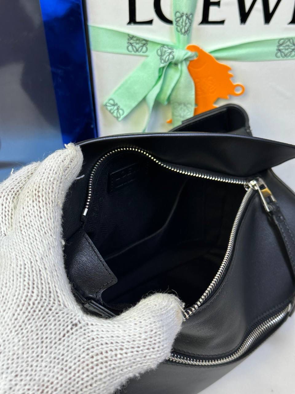 ⭐️最新升级版𝟮.𝟬-𝗣𝘂𝘇𝘇𝗹𝗲腰包⭐️ （黑色 到货‼️） 尺寸：𝟮𝟰-𝟭𝟬.𝟱-𝟭𝟲𝗰𝗺 款号：052343 👉🏻长方体形状和精确的切割技巧创造出Puzzle 腰包以及独特的几何线条成为 “Loe罗家”的著名代表作~ 👉🏻金属搭扣开合，刻有标志logo徽标，可调节肩带，翻盖大容量插袋和一个外部拉链口袋，🐂柔软细腻napa小牛皮，正品Ykk五金，Anagram压纹，人字纹棉麻帆布内里 👉🏻（男女♀♂同款）大小非常合适。胸包、背包、单肩、斜挎 腰包五种背法任你解锁🔒 👉🏻 （独家背景➕独家品质➕独家包装➕独家控制对版细节📦➕精致全套礼盒套装❤️） 重点：让你花最少的钱💰体验最大的仪式感❤️