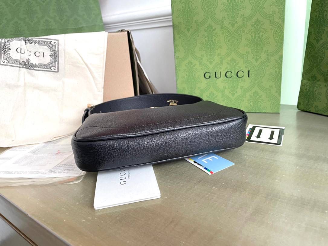 👜Aphrodite系列 型号:739076 尺寸:21*12*4 手袋向20世纪90年代末和21世纪初流行款式致敬，以全新廓形演绎，将经典设计与流行配色和富有辨识度的双G配件融于一体，打造时尚前卫且别出心裁的包袋造型。这款肩背包以黑色软皮匠心打造，巧妙融入金色调拉链开合.🔥🔥