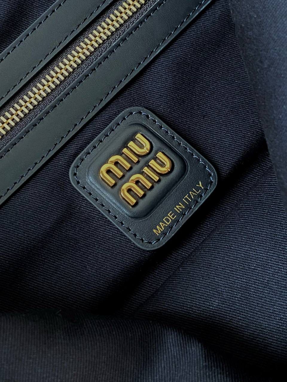 🈶海军蓝 𝗠𝗶𝘂𝗠𝗶𝘂 托特，大爆款 火爆全网miu系灯芯绒来啦！ 软绵绵质感，秋冬季的断货王！！ 它的质地厚实结实却又柔软舒适 是时尚界中不可或缺的百搭单品了 超大容量更不用多说，挺阔感满分 整体非常慵懒惬意，真的做到好看 好背 好用 35×40cm #F0110m