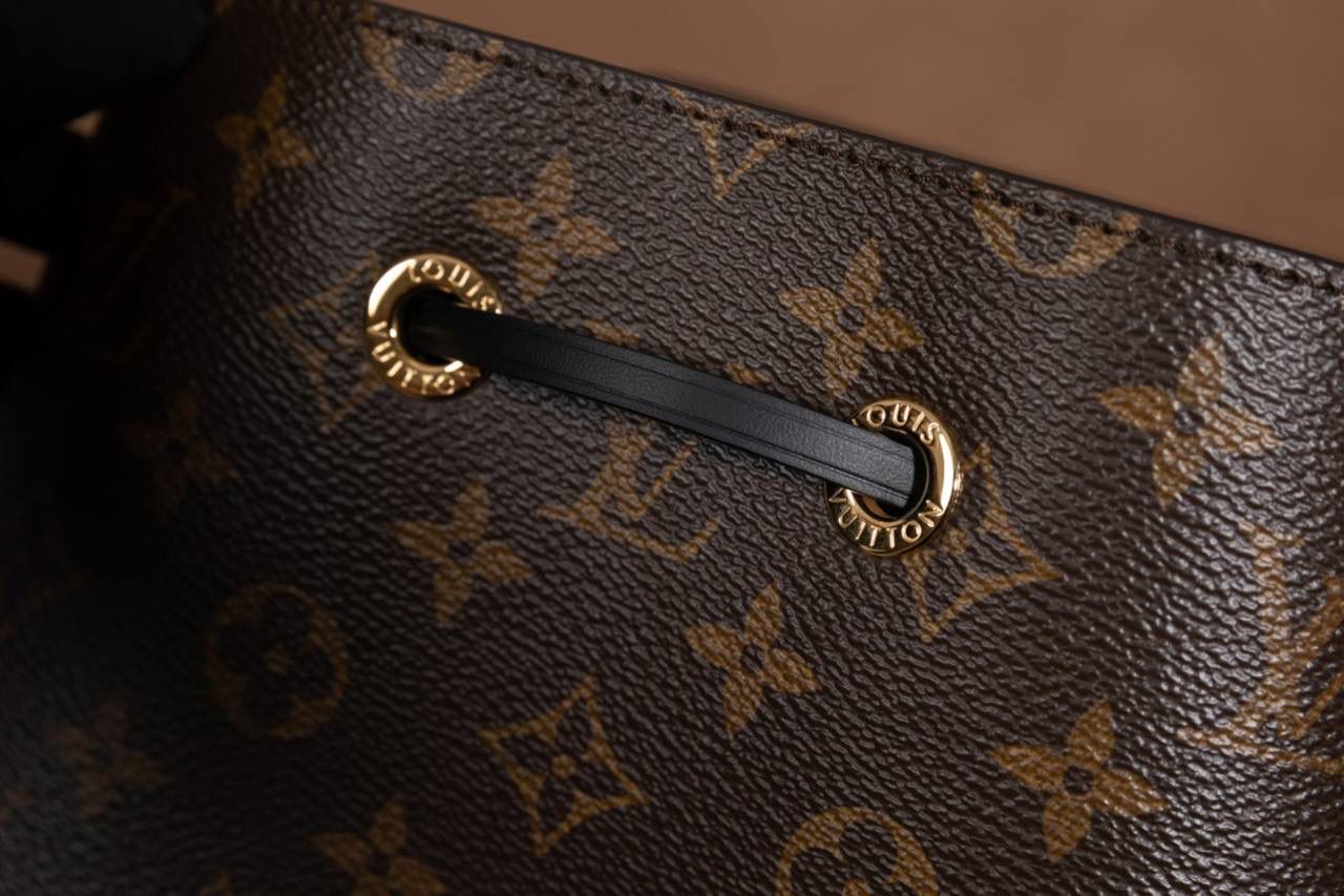 LV NÉONOÉ 水桶包 👜✨细节实拍🎀 水桶包原型来自 1932 年的香槟袋， 经典又耐看，不分年纪，背起来都很有感觉。 又能装、又好搭，休闲穿、正式穿都 OK， 属于那种越背越喜欢、怎么都不会过时的款 💖