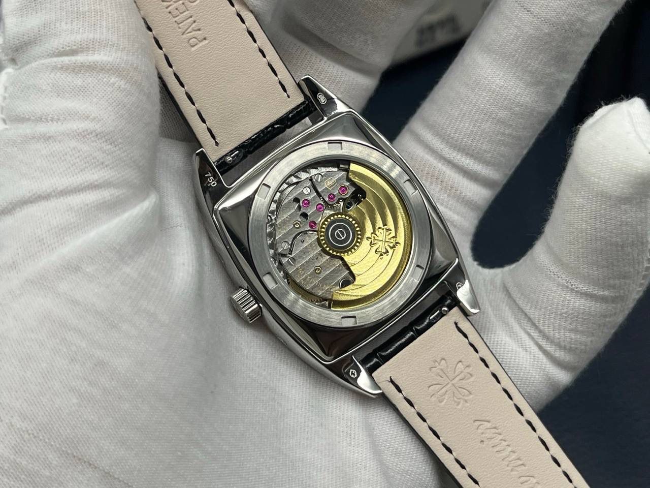 百达翡丽复杂多功能系列5135G--010重磅登场，迄今推出的首款Nautilus复杂腕表，以超复杂的工艺技术打造休闲运动腕表。 1⃣️小身板大能量：尽揽以下功能∶12点位日历功能 10点位星期功能 2点位星期功能 6点位24小时。所有功能都可正常使用。 2⃣️机芯采用版Cal.240自动上链机芯，在实现外观的逼真前提下，功能一并完美诠释。 3⃣️改装大师独立制表人，倾情参与定制改装表盘颜色，给予独一无二的腕表增添有趣的灵魂！