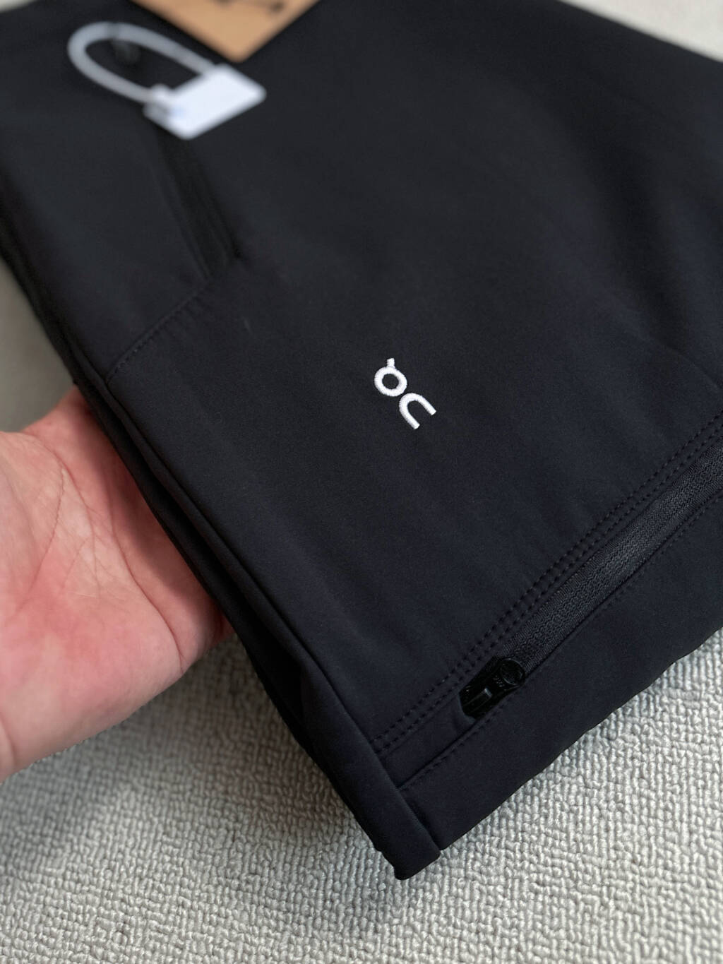 $288條。On 昂跑｜刺繡軟殼加絨長褲加厚防風防水戶外運動軟殼長褲・情侶同款