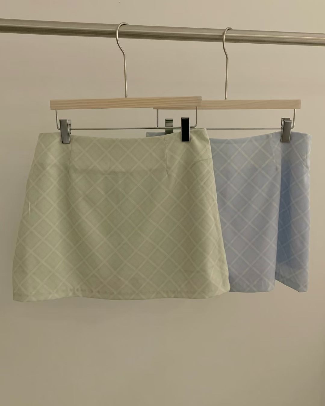 【  🫧超美春天配色☘️♡ | Sheer滑捋捋～中高腰斜紋格仔裙🤍 】 Spring Love Checked Skirt(兩色入)