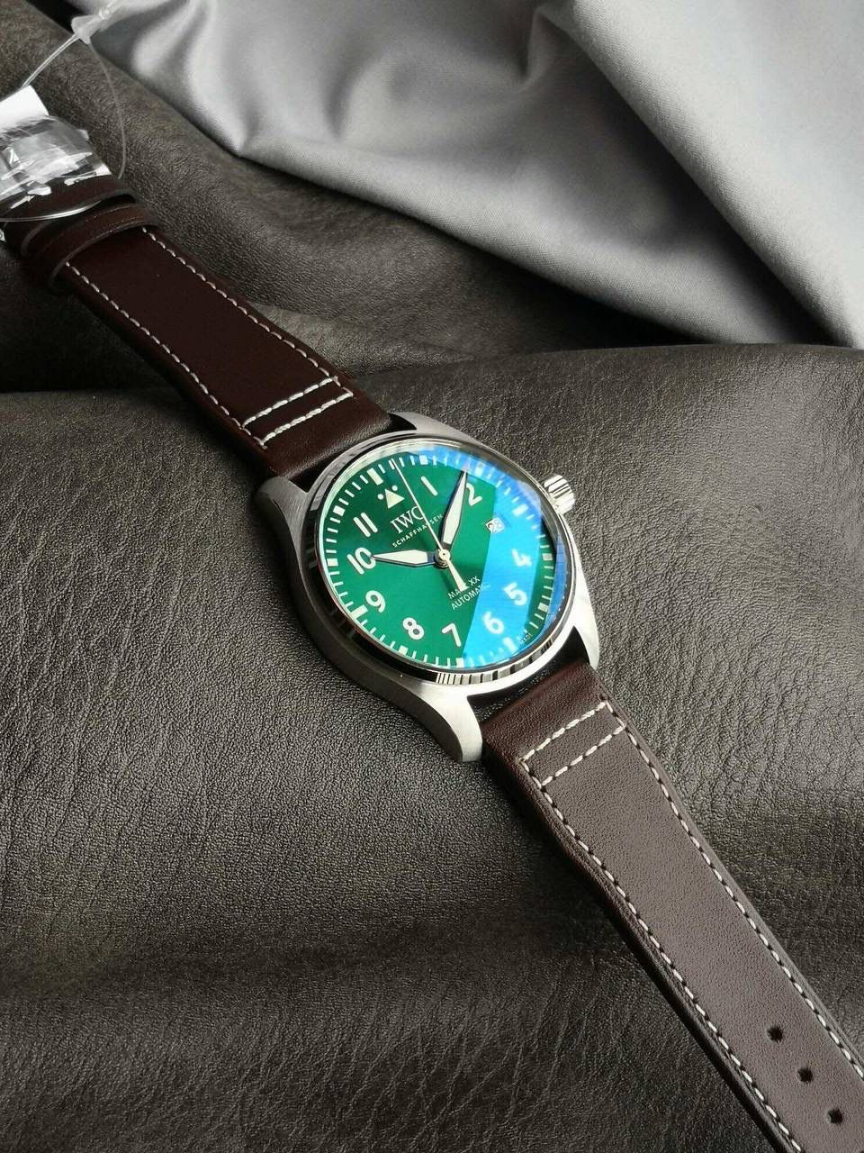 V7厂 七星推荐之马克20 IWC入门飞行员腕表系列，暌违6年压轴登场！Mark XX 陪你翱翔 继2016年推出的前作第十八代 Mark XVII 之后，跳过XIX十九，直奔 Mark XX。新表设计微调，表壳修饰较前代更使用、佩戴舒适。提供蓝色和黑色两种经典选择以外，还有呼应近年表坛最火热配色——绿色。