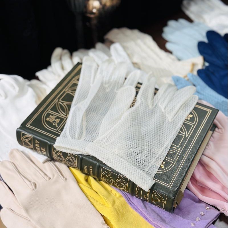 Vintage Delicate fabric Cream White Gloves (MT2425)