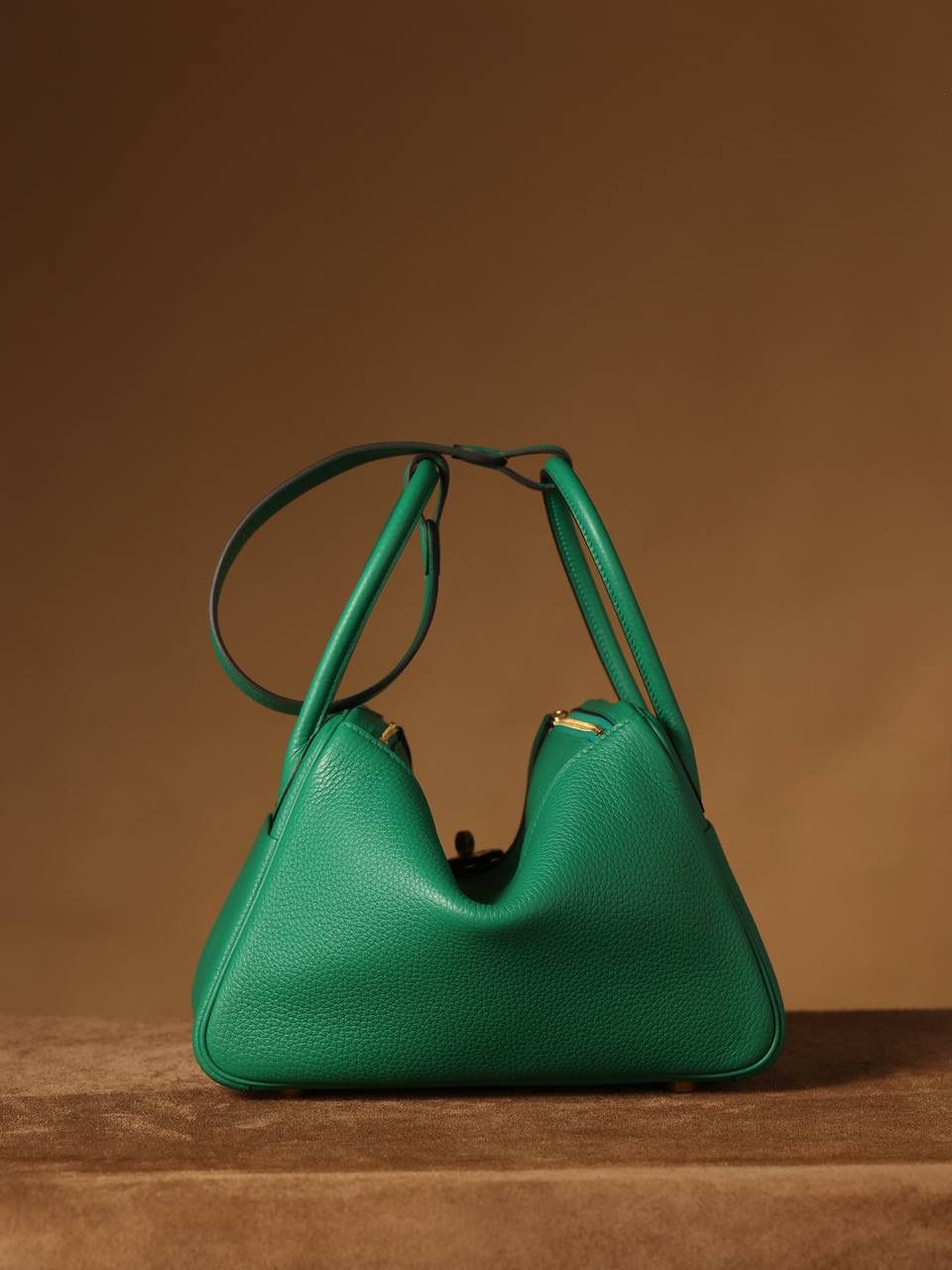 Hermes 爱马仕 Lindy 26cm 丝绒绿金扣👜✨ Lindy 独家渠道货 独家欧洲原厂皮原厂五金组装的ZP尾单货 尺寸：26*18*14 cm Lindy是采用原厂的正品TC皮，什么是TC皮？ 爱马仕专用的clemence,简称tc皮，是Hermes最受欢迎的皮革之一，颜色会比Togo少一些，但是纹路比Togo细腻，含油更高，更软，因此稍稍有些下垂感的特点。