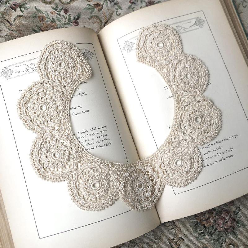 Vintage Mid-century Hand-Crochet Beige Tone Adorable Floral Dress Collar (MT150-14)