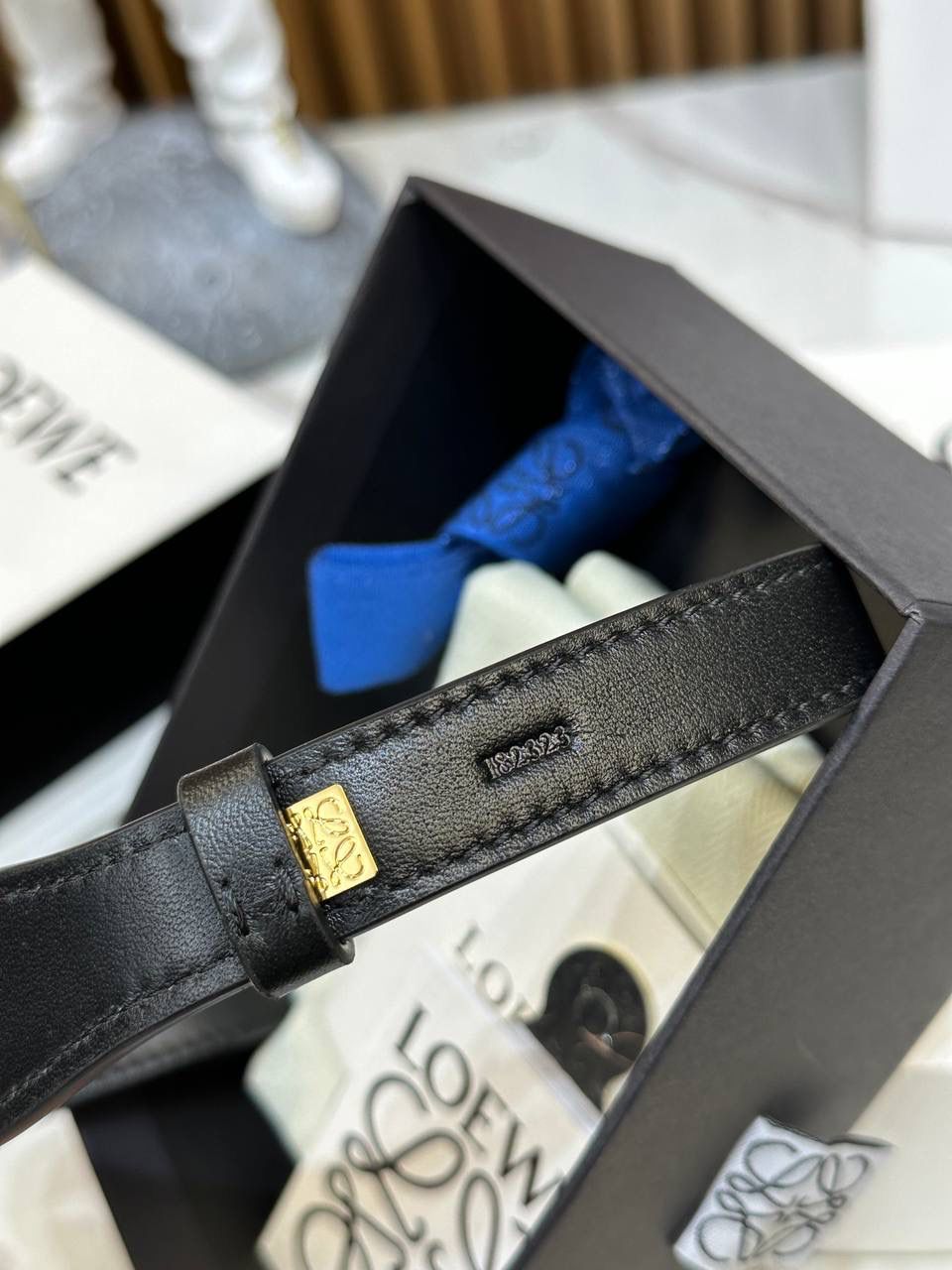 ★𝙇𝙤𝙚𝙬𝙚单配短肩带★黑色 ✅经典小牛皮制作，进口沙菲线，全铜五金。 ✅正面饰以品牌标志性烫金𝙇𝙊𝙂𝙊字体，两侧金属扣固定，🉑️做手提包使用的百搭肩带。 尺寸：55.5-2cm 编码：182323