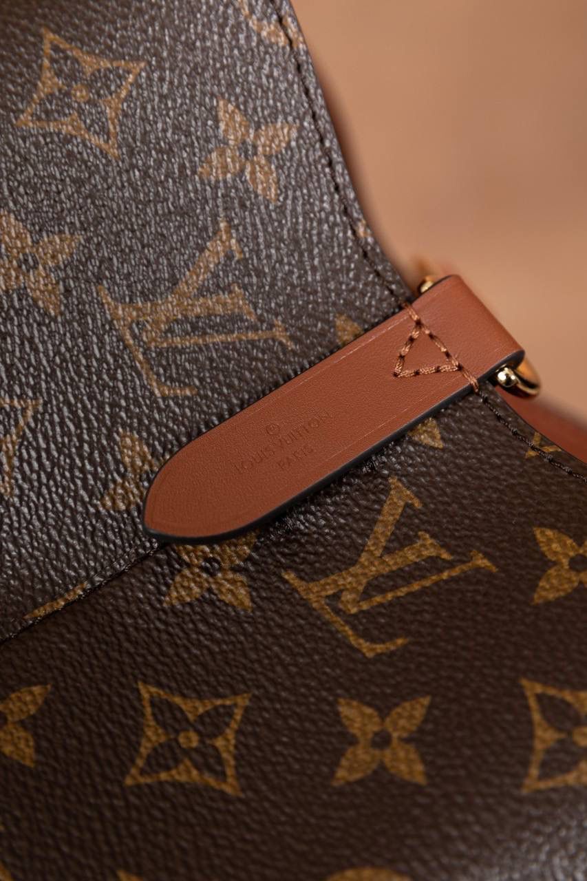 LV NÉONOÉ 水桶包 👜✨ 这款真的是经典中的经典，很多人第一只 LV 都选它！！ Size：26 × 26 × 17.5 cm，容量很可以，日常东西统统装得下～ 水桶包原型来自 1932 年的香槟袋， 经典又耐看，不分年纪，背起来都很有感觉。 又能装、又好搭，休闲穿、正式穿都 OK， 属于那种越背越喜欢、怎么都不会过时的款 💖