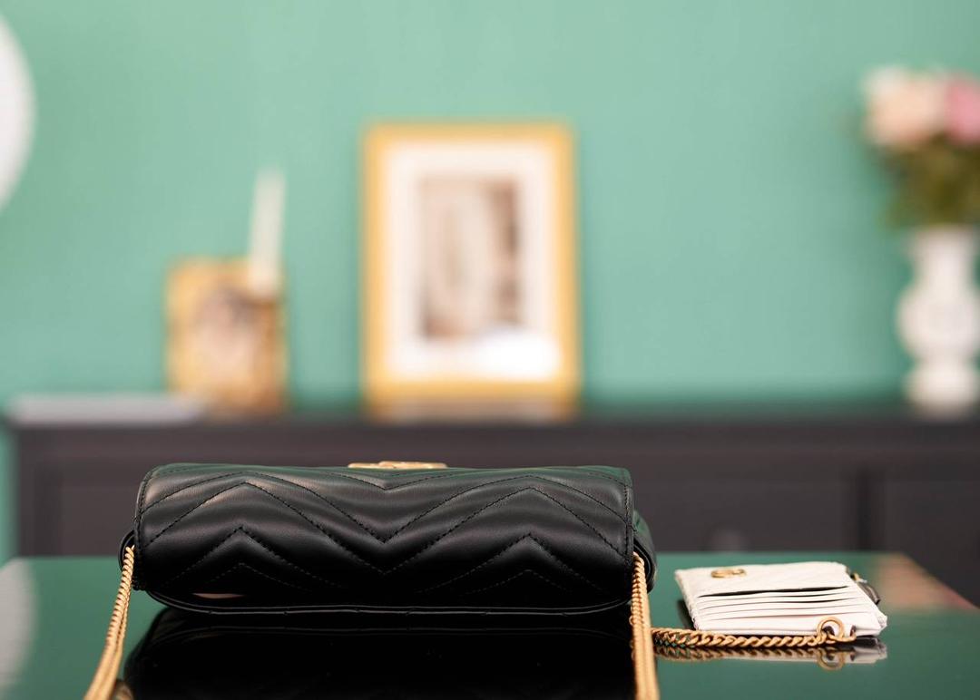 👜GG Marmont系列链条包（配卡包）黑色21cm💕 （原厂皮 全铜五金） 正品售价,800 独家原厂皮发售 限量级别 GG马蒙系列又出新款了 原厂牛皮搭配经典的双G扣，复古做旧风格 纠结马蒙22和16.5的姐妹， 设计师真的是听到了大家的心声 新款21cm真的太实用了，大小合适且轻巧不厚重 官方款号 751526 尺寸小号：21x12x5cm 尺寸迷你：16.5x10x5cm