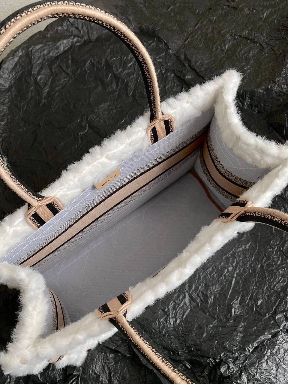 🈶白杏中号 𝗖𝗗 𝗕𝗼𝗼𝗸 𝗧𝗼𝘁𝗲 毛茸茸 最新冬季款简直不要太可爱呀🥹❤️❤️ 皮毛一体的切割工艺，真的绝美 软乎乎的手感，暖暖的绒毛太治愈了 自带温柔属性的贵气氛围感，还很显嫩 磕到我心巴上了，忍不住心动一万次 秋冬战包的第一只，必是它！冲鸭🤟🏻😎 36×27×16cm