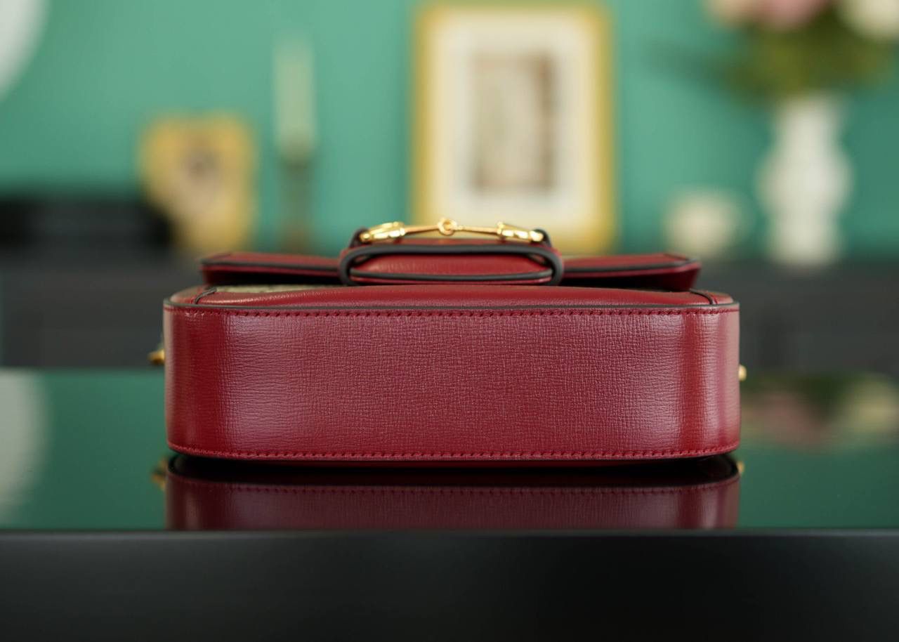 🥯Horsebit 1955系列迷你马鞍包 老花红20cm 独家原厂皮发售 限量级别 GG家1955马鞍包已经火爆到人手一支的节奏，超级大爆款！ 这次出了迷你尺寸配可拆卸双肩带，简直超哇塞 马衔扣标志性设计，复古红原厂牛皮配上最受欢迎pvc元素，皮肩带布肩带任意更换~ 官方款号 658574 尺寸小号：20.5x14x5cm 尺寸大号：25x18x8cm