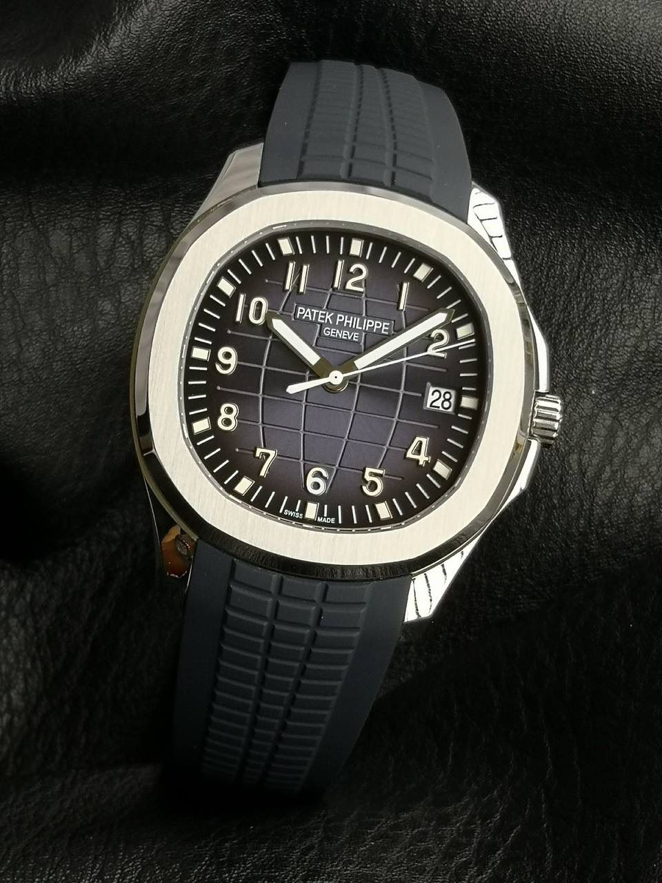 百达翡丽 5168G 配重手雷 1.壳套采用特殊材质CNC原版数据开模，整表重量和正品几乎没有区别，不同于市场普通版本上手轻飘飘，整表120克重 2.机芯选用324/330 一体开模机芯(3k同源机芯) 3.表壳尺寸42mm 厚度8.3mm(跟足原版) 4.所用配件，字面，针，胶带严格参照原版颜色开模定制，精益求精 5.表壳不锈钢 内部加重 承诺所有本厂出的配重表款绝不掉皮，掉皮无理由更换全新 6.表扣 表壳全部冲压贵金属logo 非腐蚀激光垃圾工艺！